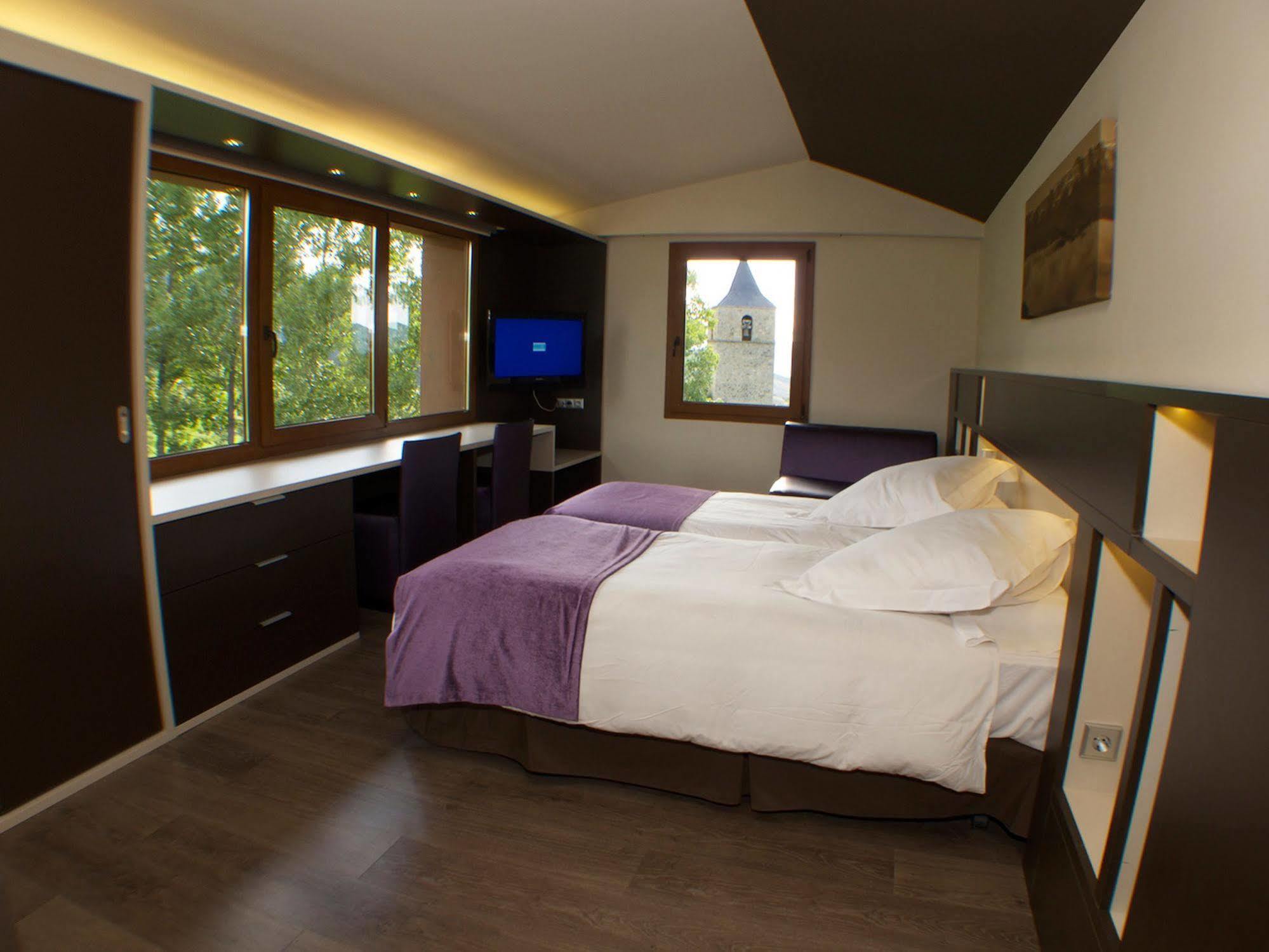 Hotel Mirador Lles Bagian luar foto